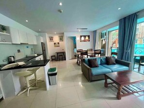 Condo dành cho gia đình, 2 phòng ngủ, 2 phòng tắm, cạnh hồ bơi | 1 phòng ngủ, truy cập Internet không dây miễn phí, bộ trải giường 