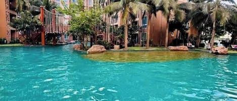 Appart'hĂŽtel Familial, 2 chambres, 2 salles de bains, en bord de piscine