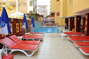 Ulkouima-allas, aurinkovarjoja, aurinkotuoleja