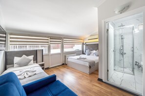 Familjerum för fyra | Sängtillbehör av högsta kvalitet och värdeförvaringsskåp på rummet