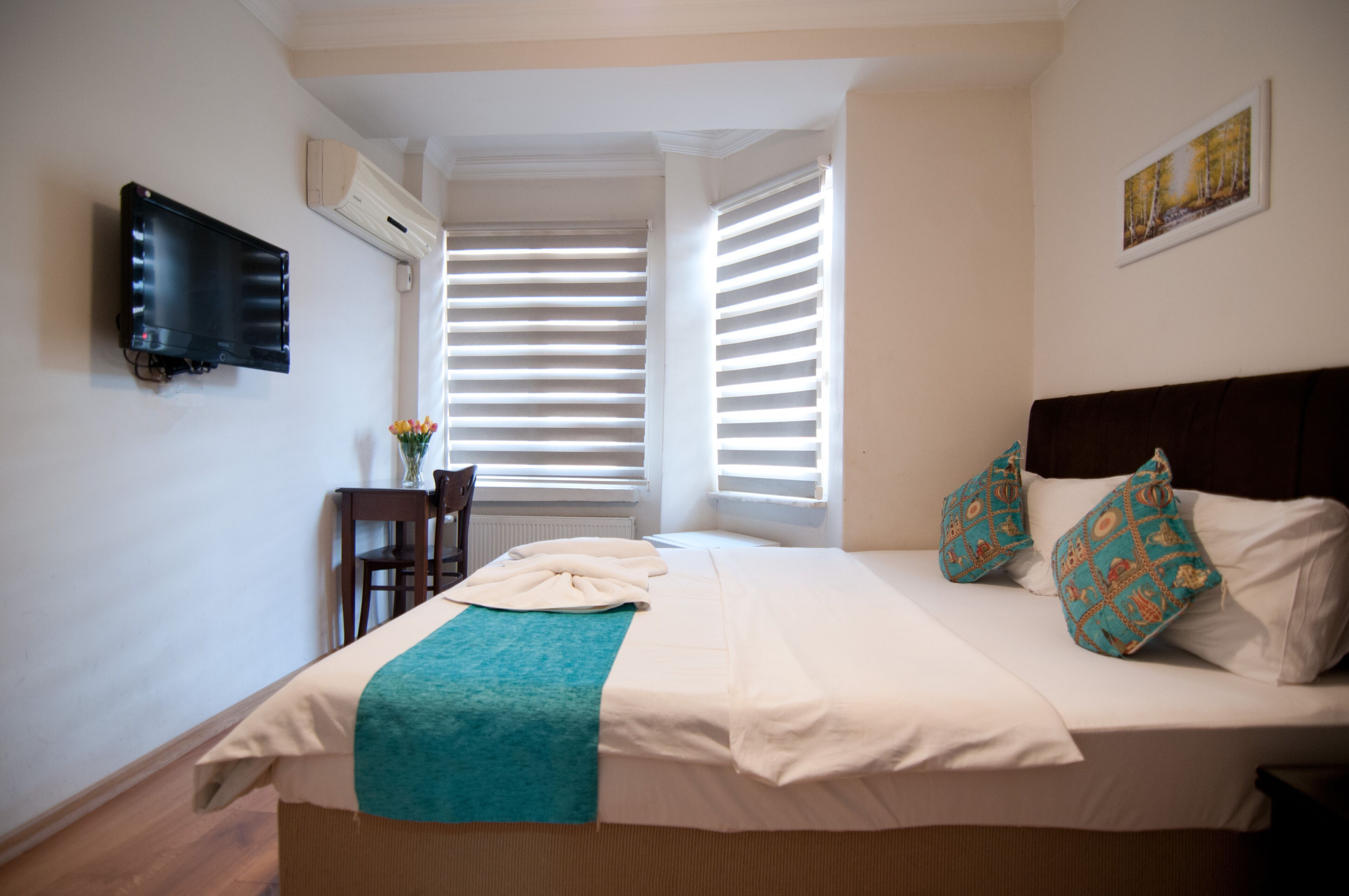 Premium bedding, in-room safe, soundproofing, free WiFi