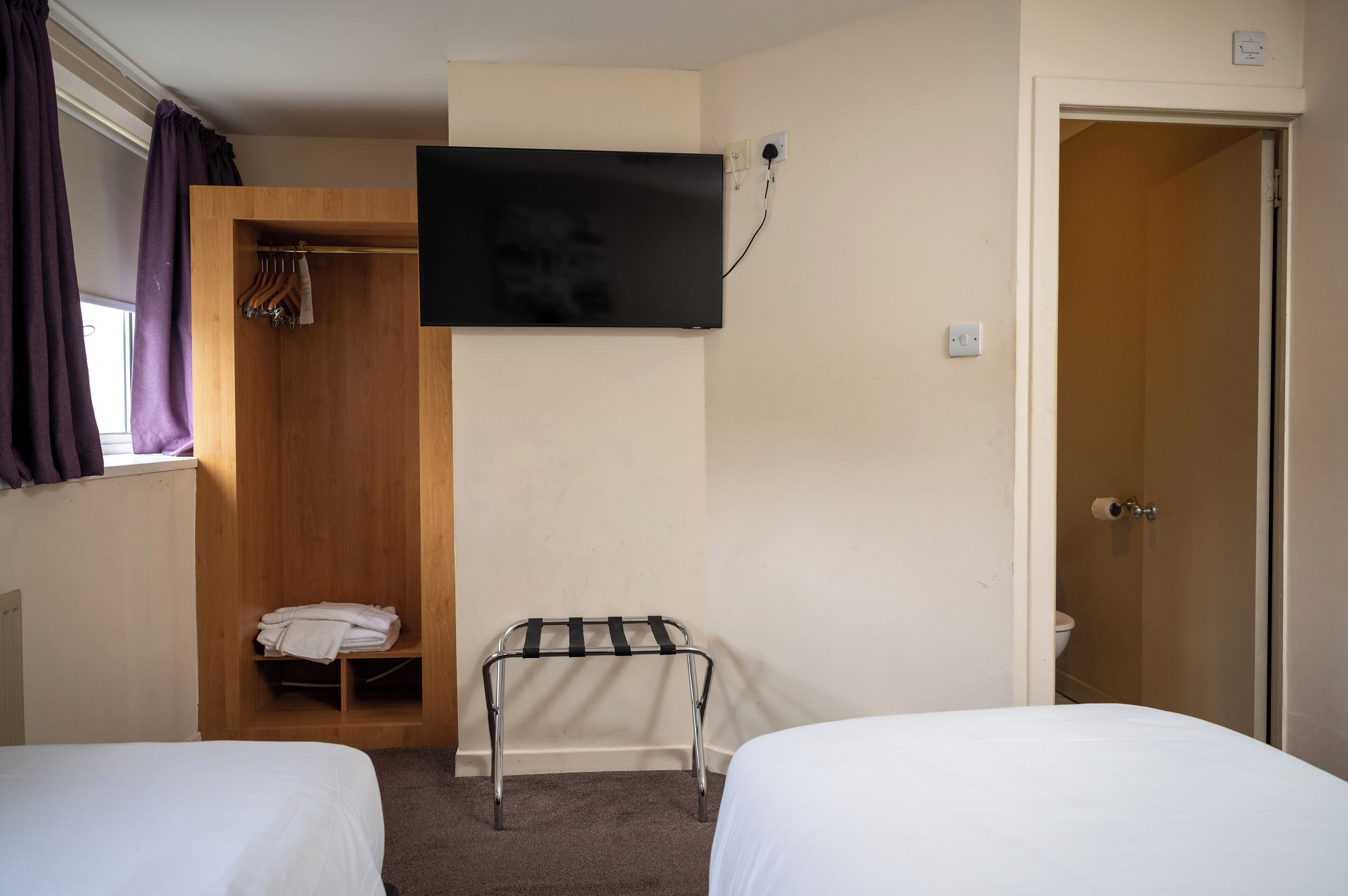 twin room | desk, iron/ironing board, free wifi, bed sheets
