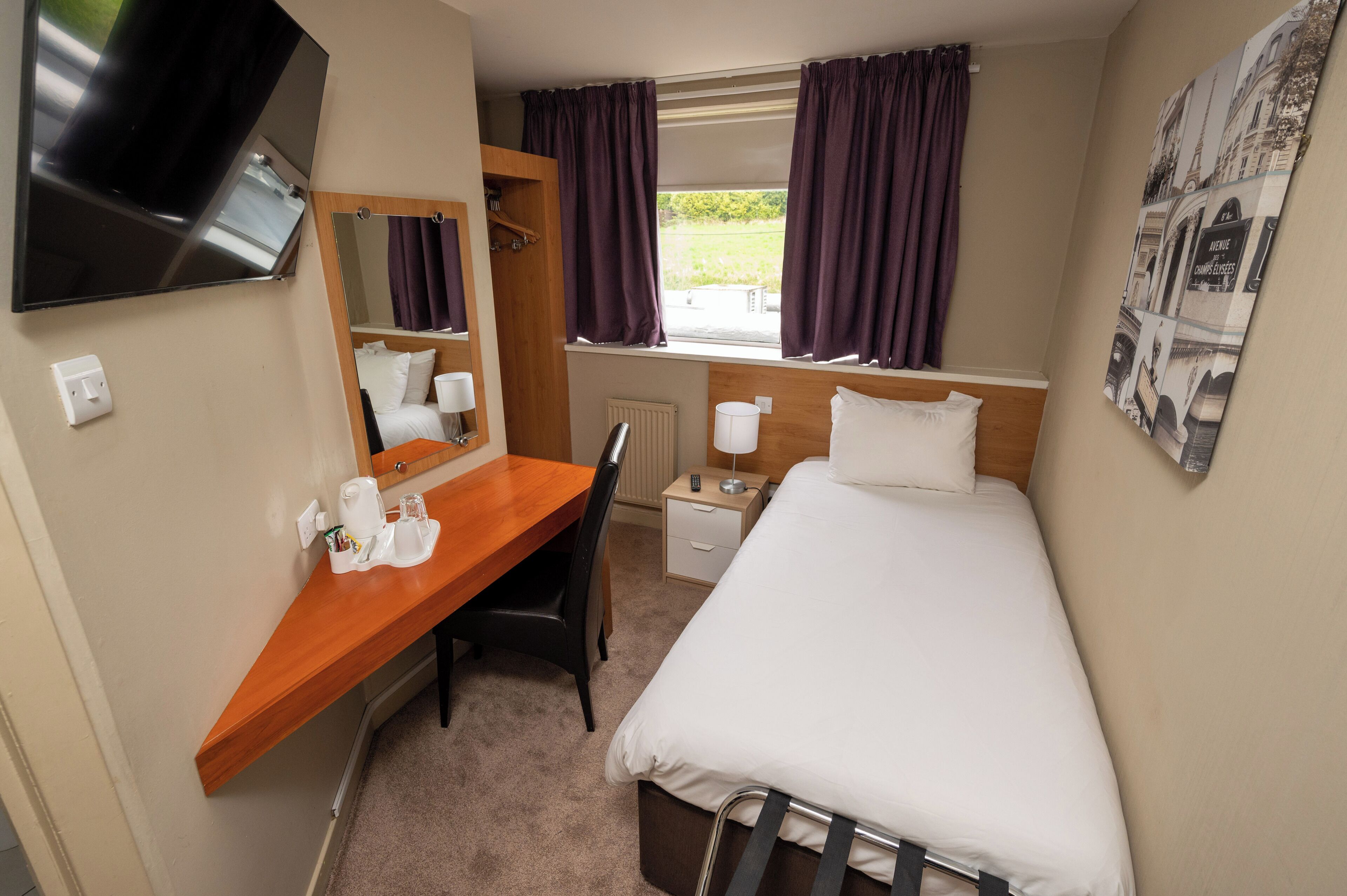 Enkeltrom | Skrivebord, strykejern/-brett, wi-fi (inkludert) og sengetøy