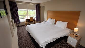 غرفة مزدوجة | مكتب ومكواة/لوح كي وواي فاي مجانًا وملاءات أسرّة