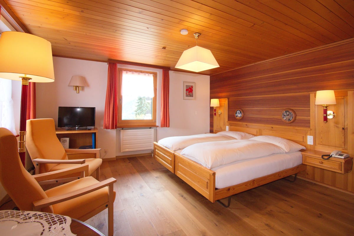 Deluxe tweepersoonskamer, balkon, uitzicht op bergen | Luxe beddengoed, een kluis op de kamer, individueel gedecoreerd