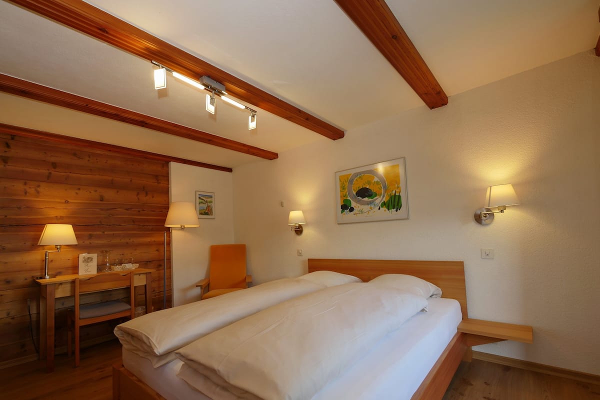 Tweepersoonskamer, balkon, uitzicht op bergen | Luxe beddengoed, een kluis op de kamer, individueel gedecoreerd