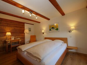 Quarto casal, sacada, vista para a montanha | Roupas de cama premium, cofres nos quartos, individualmente decorados