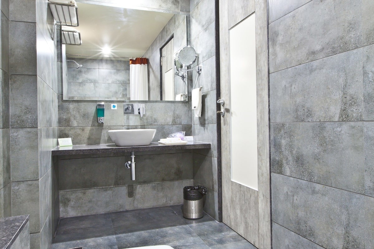 deluxe grand | bathroom | shower, free toiletries, slippers, towels