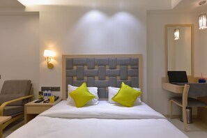 Free minibar, in-room safe, desk, blackout drapes - Hotel Sifat International (Surat)