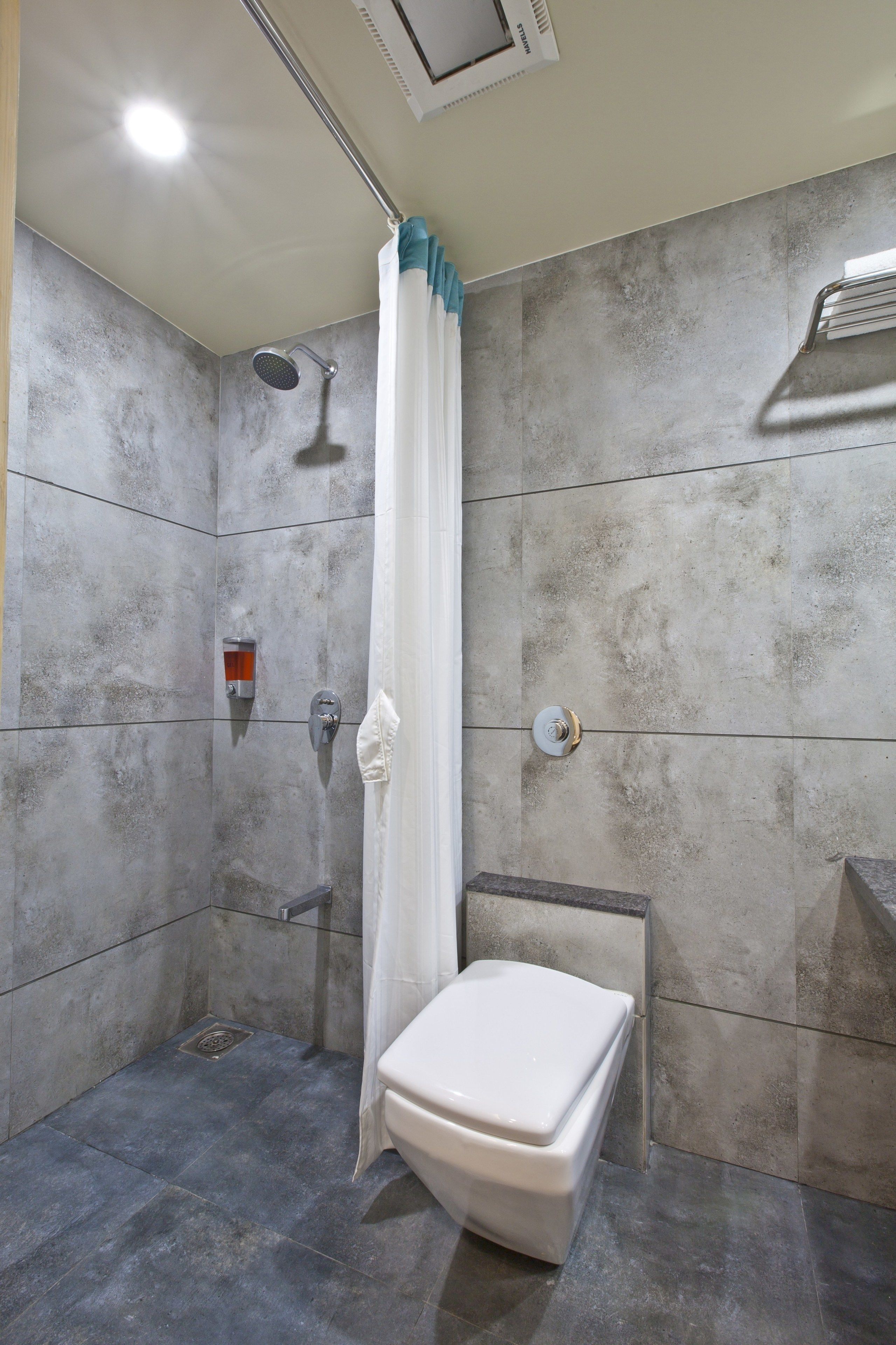 economy room | bathroom | shower, free toiletries, slippers, towels