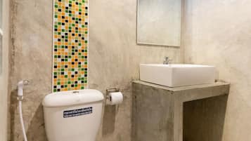 Standard Twin Room | Bathroom | Shower, towels, soap, shampoo