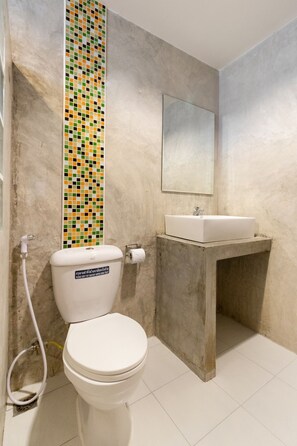 Standard Twin Room | Bathroom | Shower, towels, soap, shampoo - OYO 1163 Eden Hostel (Phuket)
