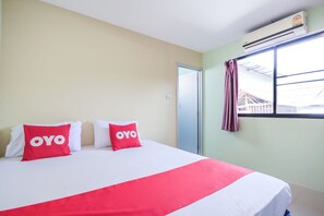 Escritorio, wifi gratis y ropa de cama 