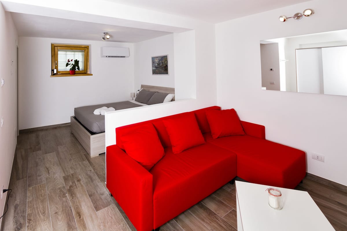 Tripla Basic, 1 letto queen con divano letto | Area soggiorno | TV a schermo piatto, film pay-per-view