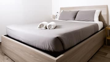 Habitación triple básica, 1 cama Queen size y sofá cama | Ropa de cama de alta calidad, edredón, escritorio y cortinas blackout