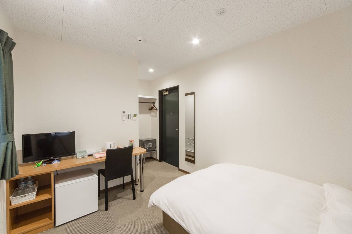 Hypo-allergenic bedding, down comforters, in-room safe, desk