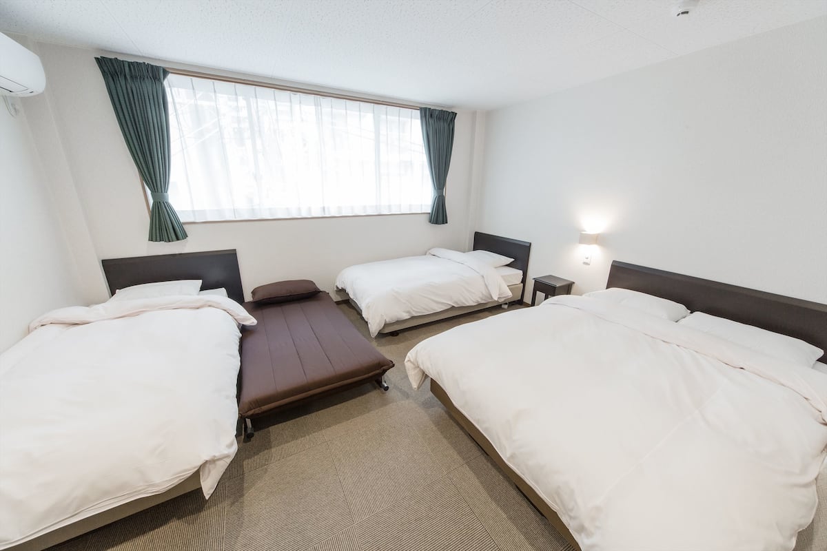 Hypo-allergenic bedding, down comforters, in-room safe, desk