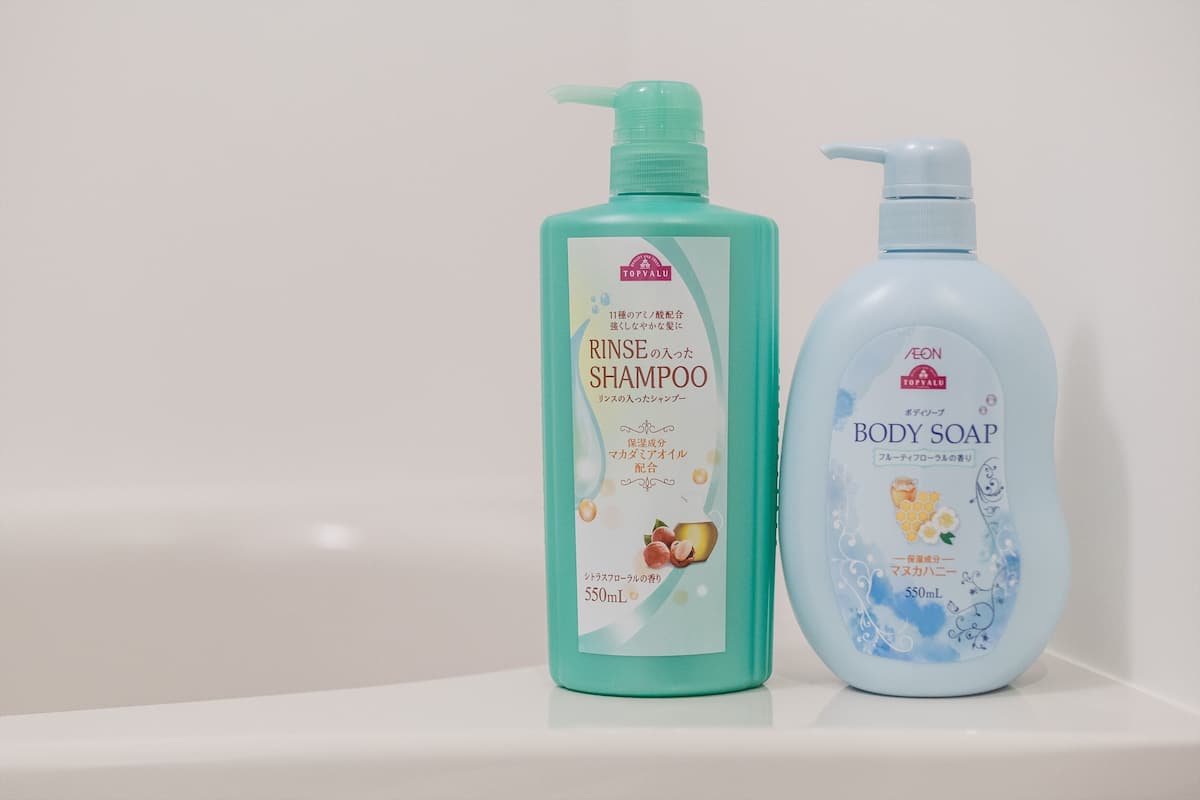 Combined shower/tub, deep soaking tub, free toiletries, hair dryer