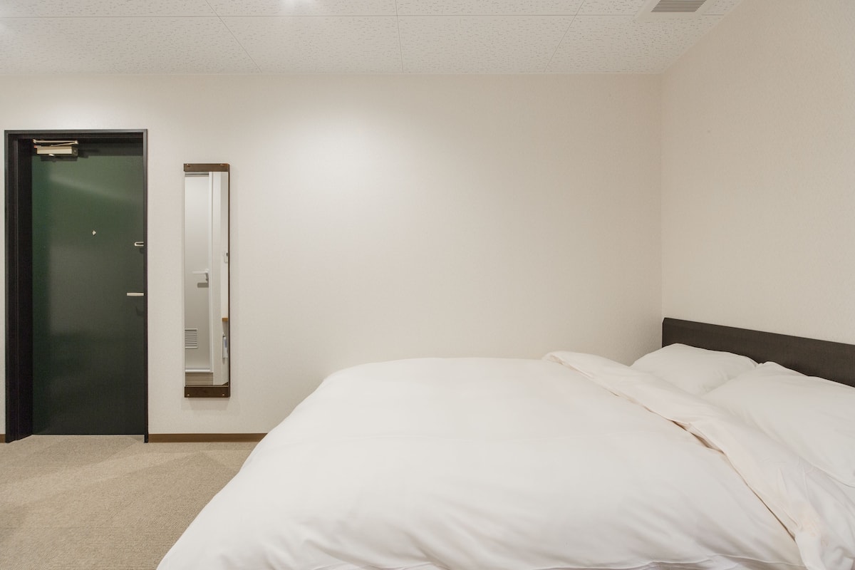 Hypo-allergenic bedding, down comforters, in-room safe, desk