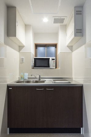 Fridge, microwave, oven, cookware/dishes/utensils - Guest House & Hotel Shijo Omiya (Kyoto)