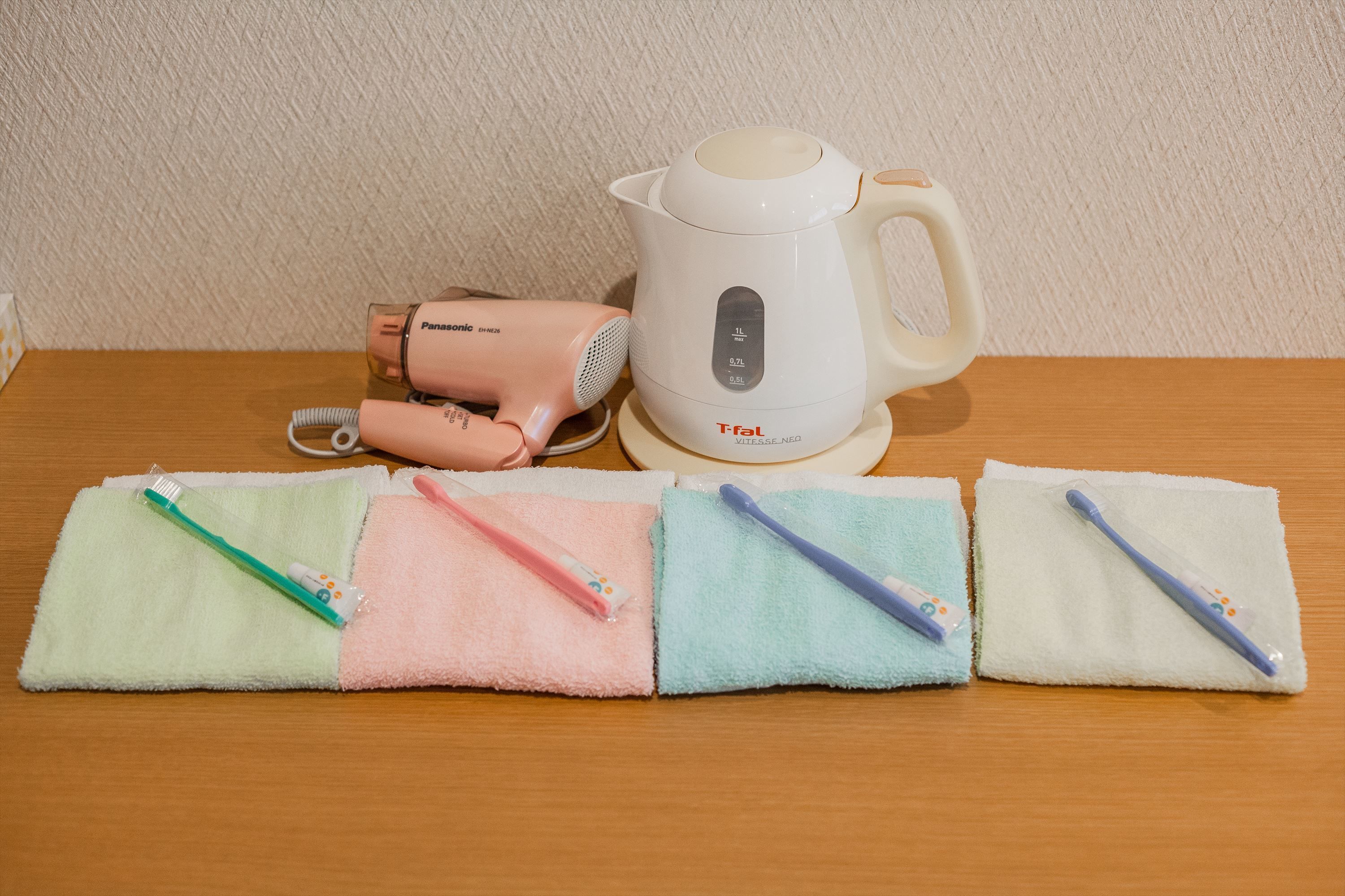 combined shower/bathtub, deep-soaking bathtub, free toiletries