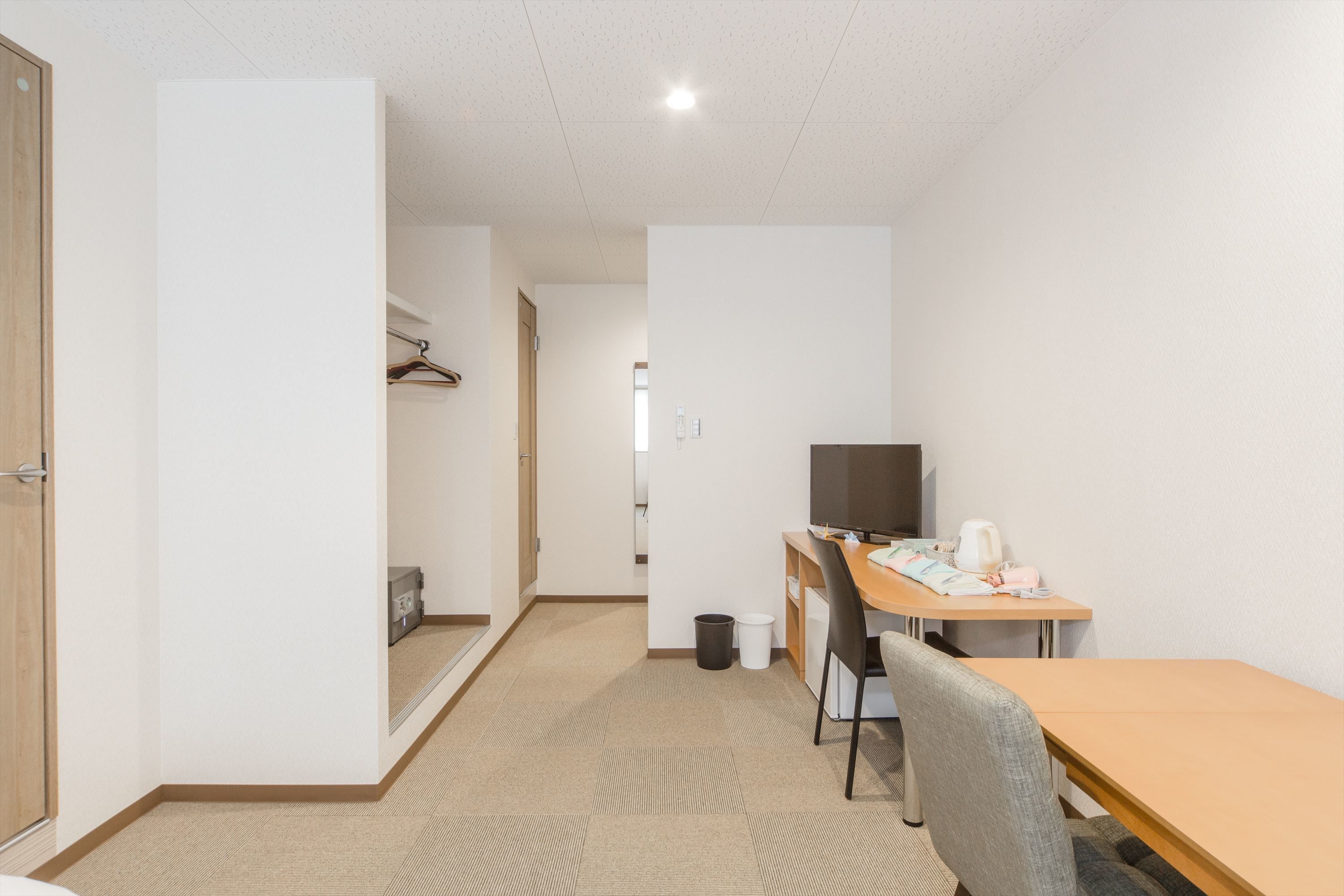 hypo-allergenic bedding, down duvets, in-room safe, desk