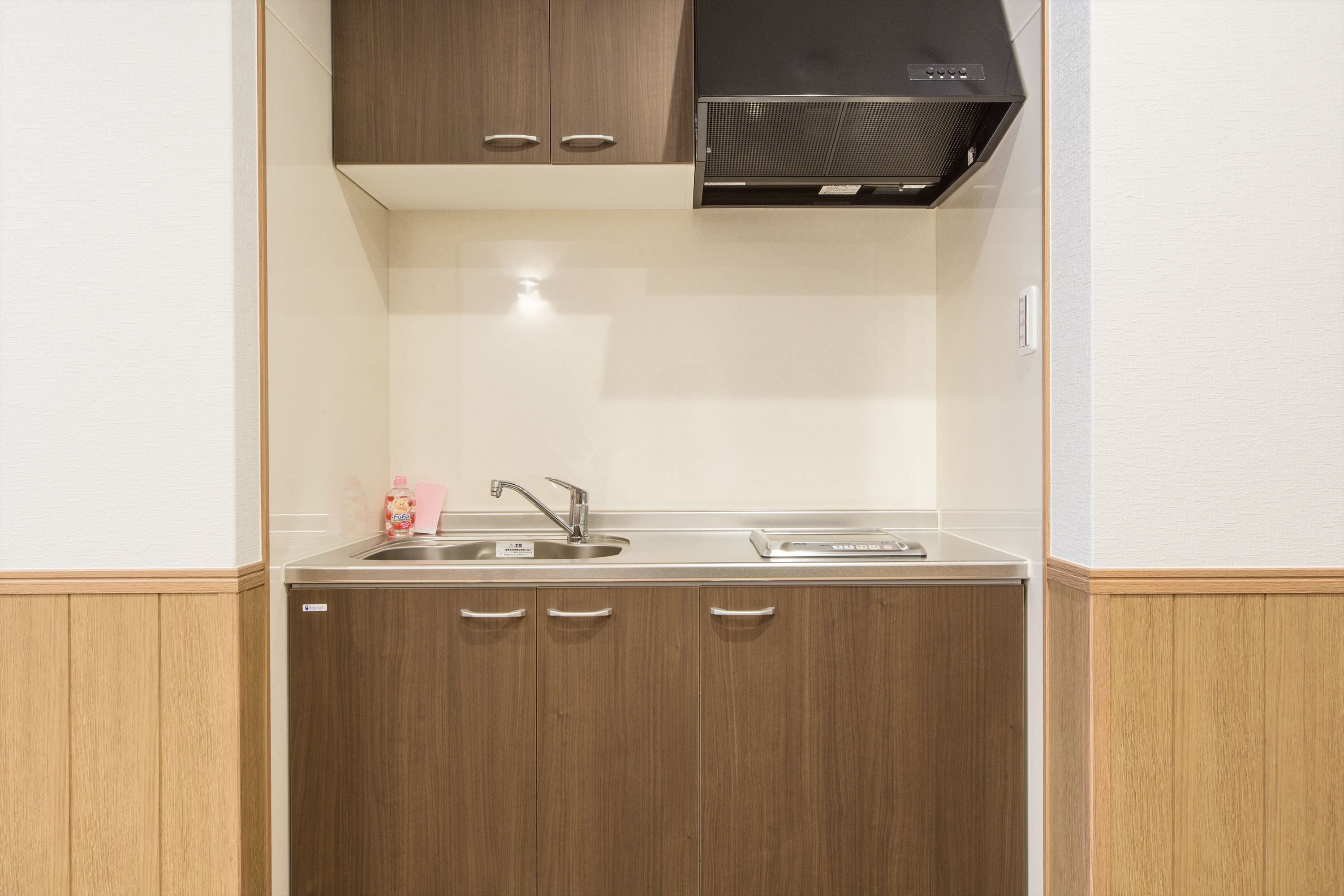 fridge, microwave, oven, cookware/dishes/utensils