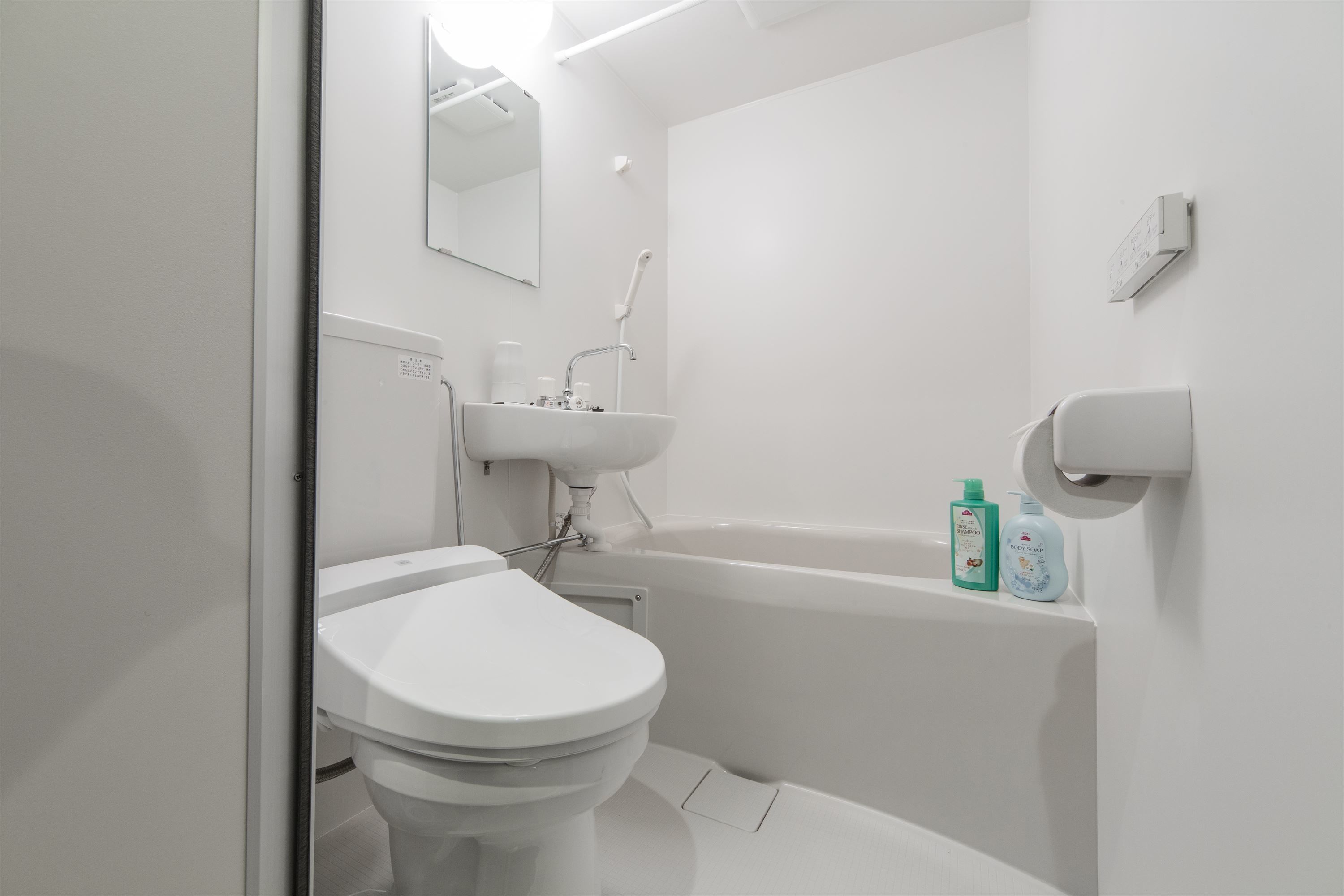 combined shower/bathtub, deep-soaking bathtub, free toiletries