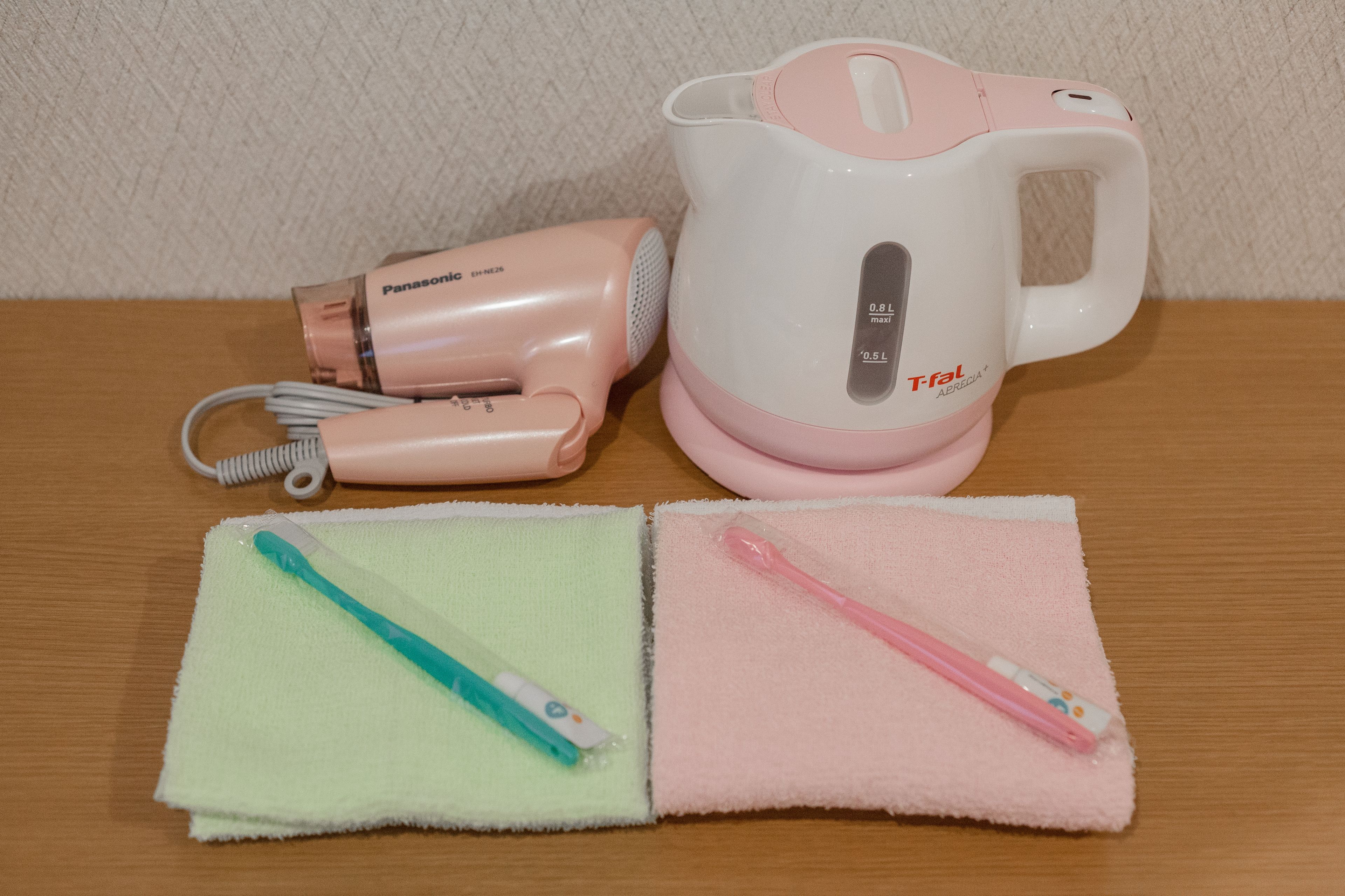 combined shower/bathtub, deep-soaking bathtub, free toiletries