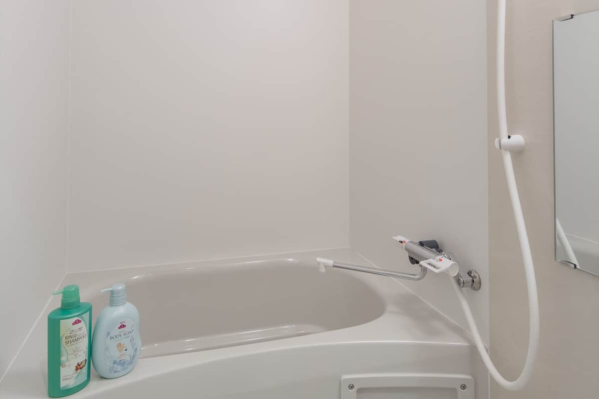 Combined shower/tub, deep soaking tub, free toiletries, hair dryer