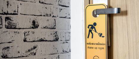 A door with a yellow sign indicating a makeup room.