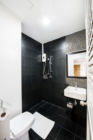 Quarto casal | Banheiro | Chuveiro, produtos de toalete grátis, toalhas de banho