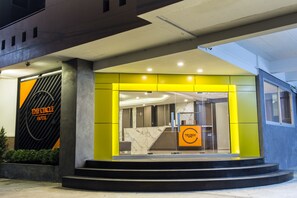 Fachada da propriedade à noite