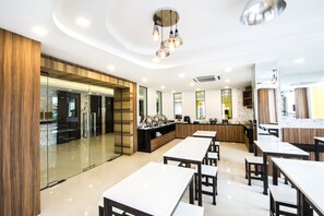 Café da manhã com buffet grátis todos os dias