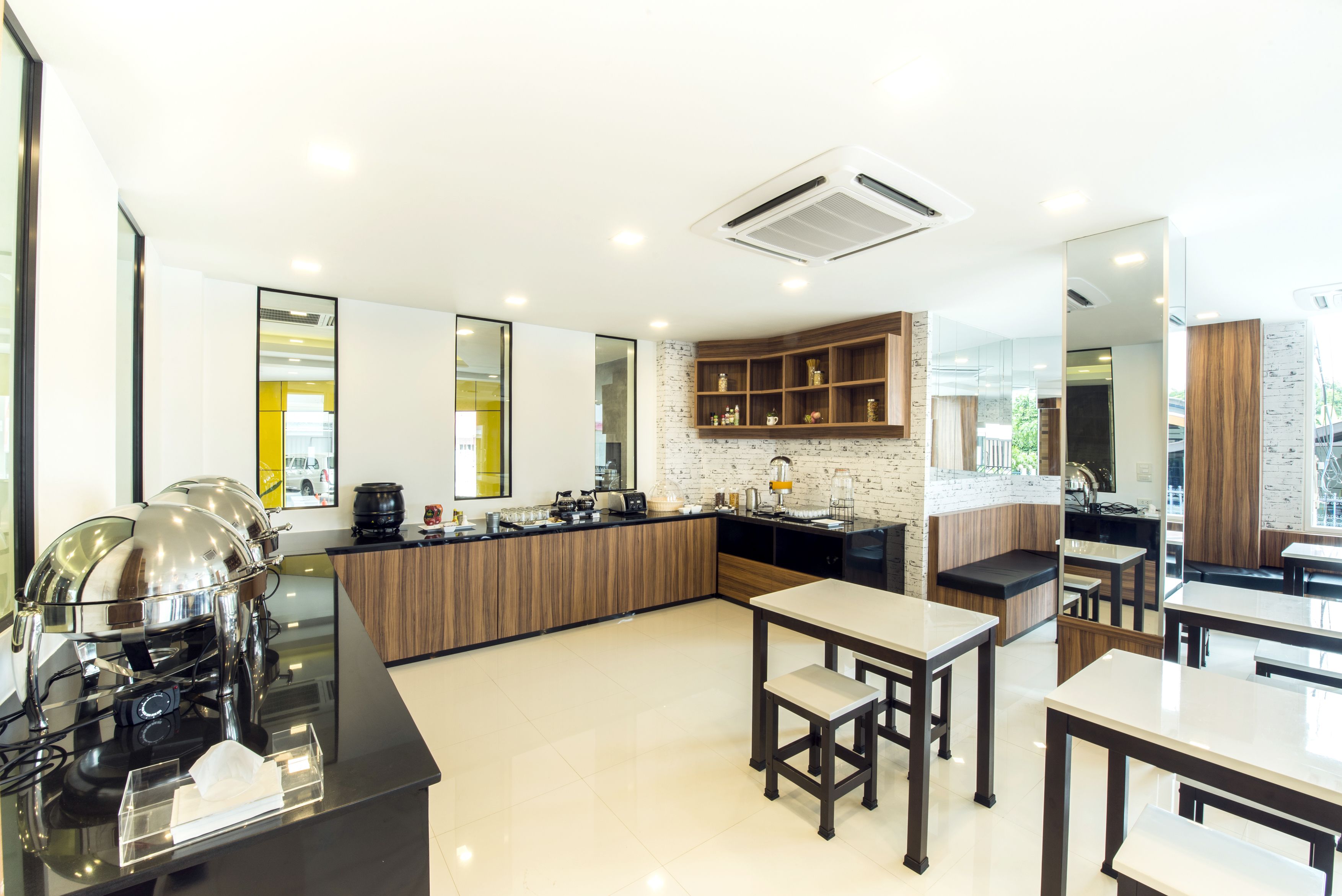 Una cocina moderna con una isla central, armarios de madera empotrados y encimera negra.