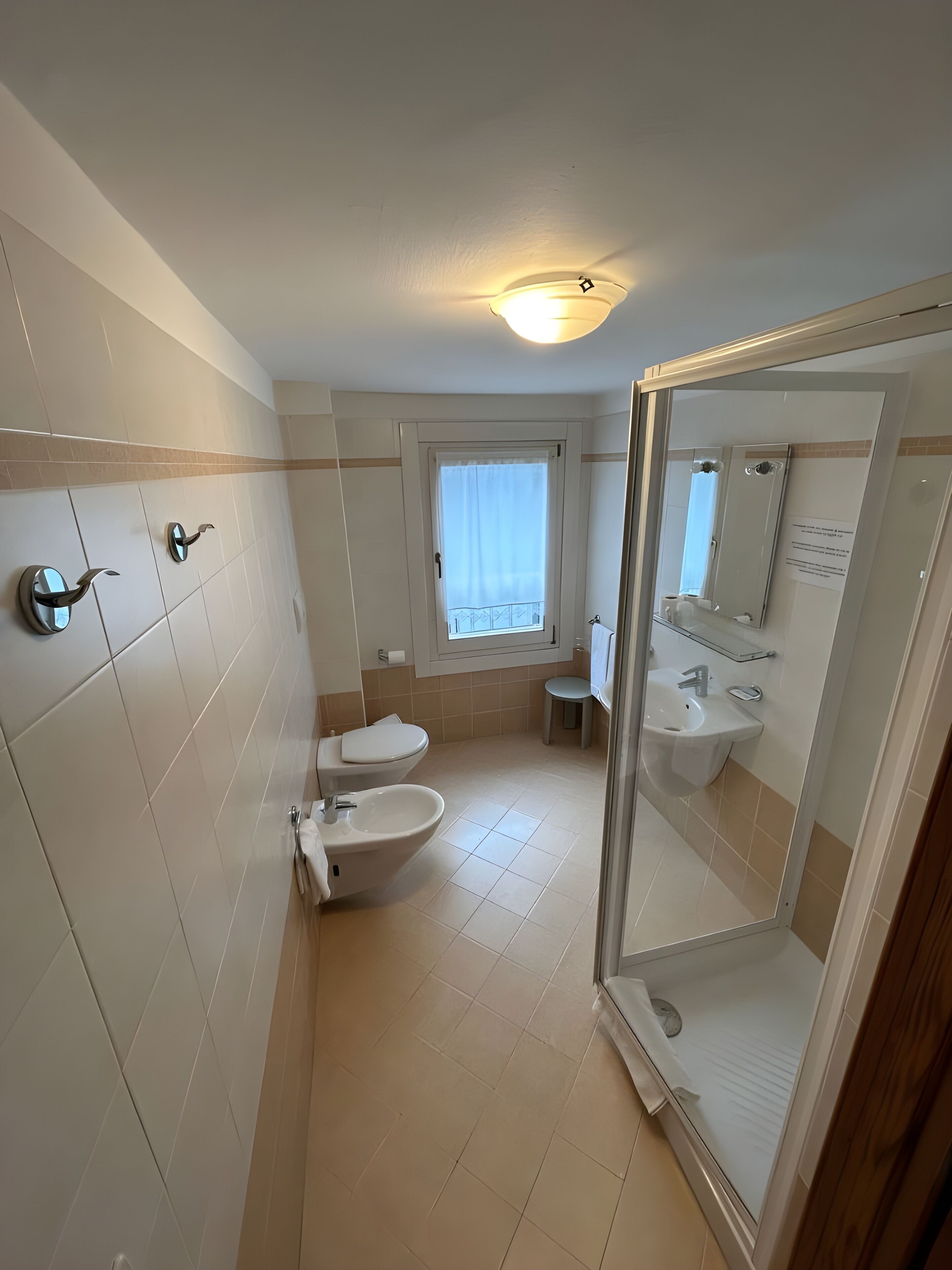 triple room | bathroom | shower, free toiletries, hair dryer, bidet