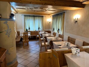 Free daily buffet breakfast  - Meublè Bar Giustina (Auronzo di Cadore)