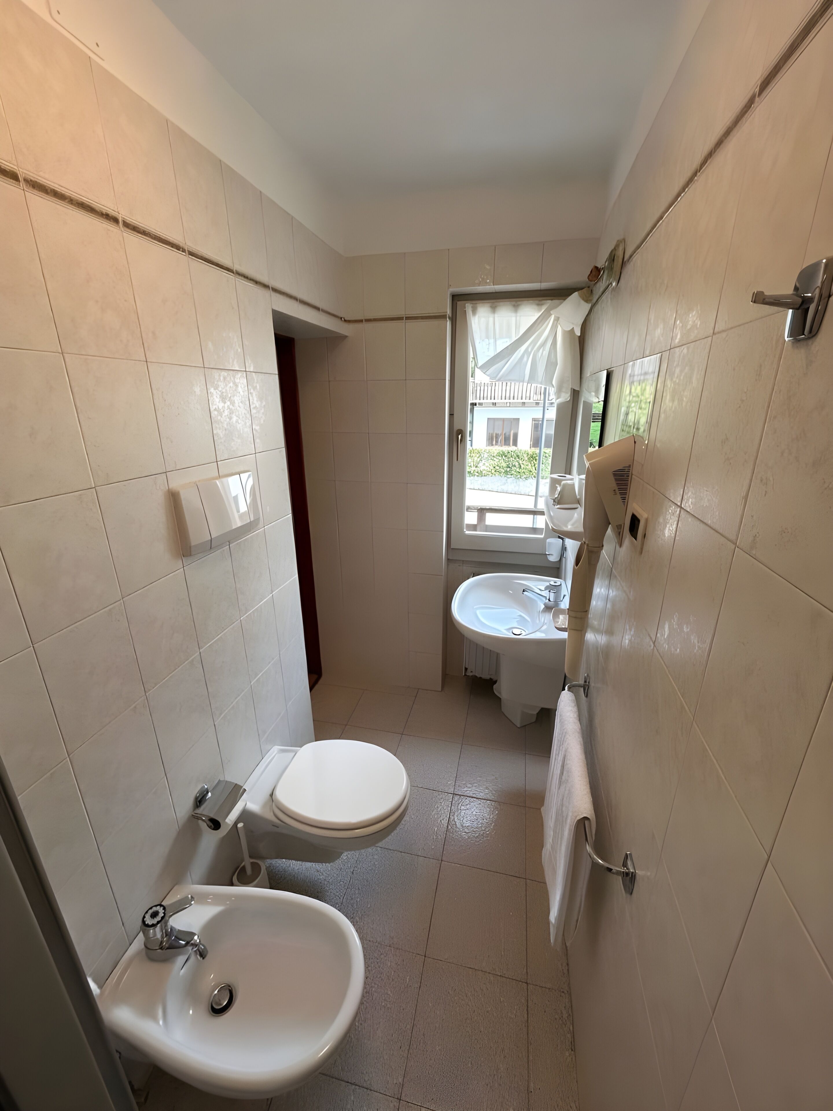 shower, free toiletries, hair dryer, bidet