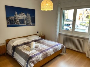 Skrivebord, mørklægningsgardiner, baby-/barnesenge (tillægsgebyr)