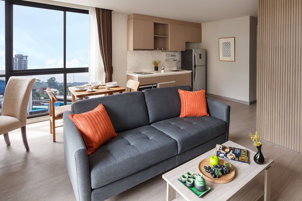 Minibar, Zimmersafe, Schreibtisch, Verdunkelungsvorhänge