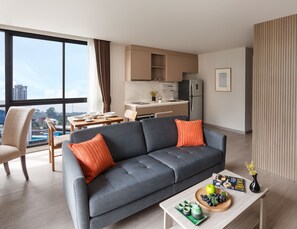 Minibar, safe på rommet, skrivebord og blendingsgardiner