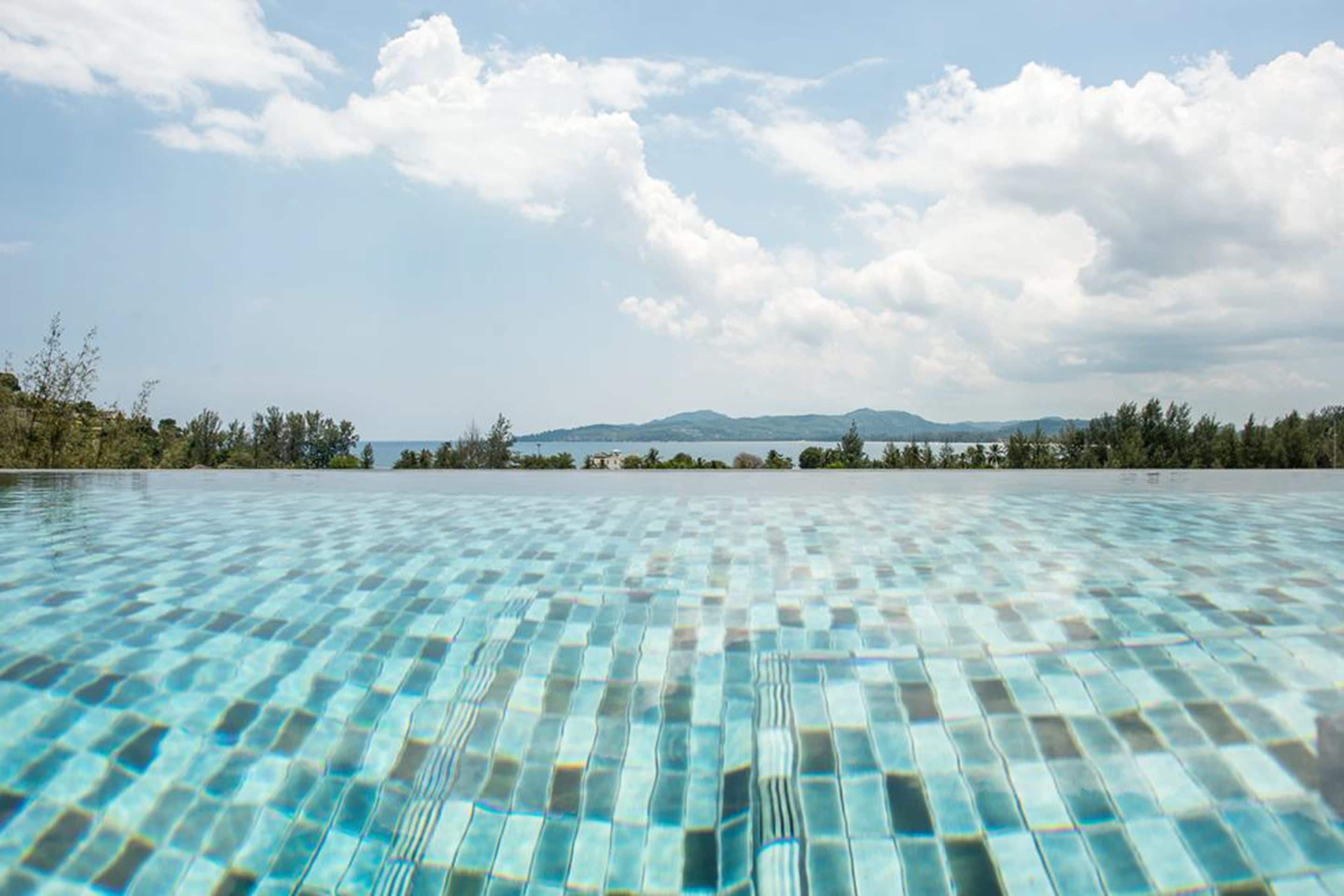 สระว่ายน้ำกลางแจ้ง