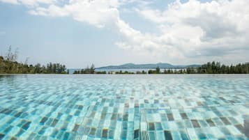 Hồ bơi ngoài trời