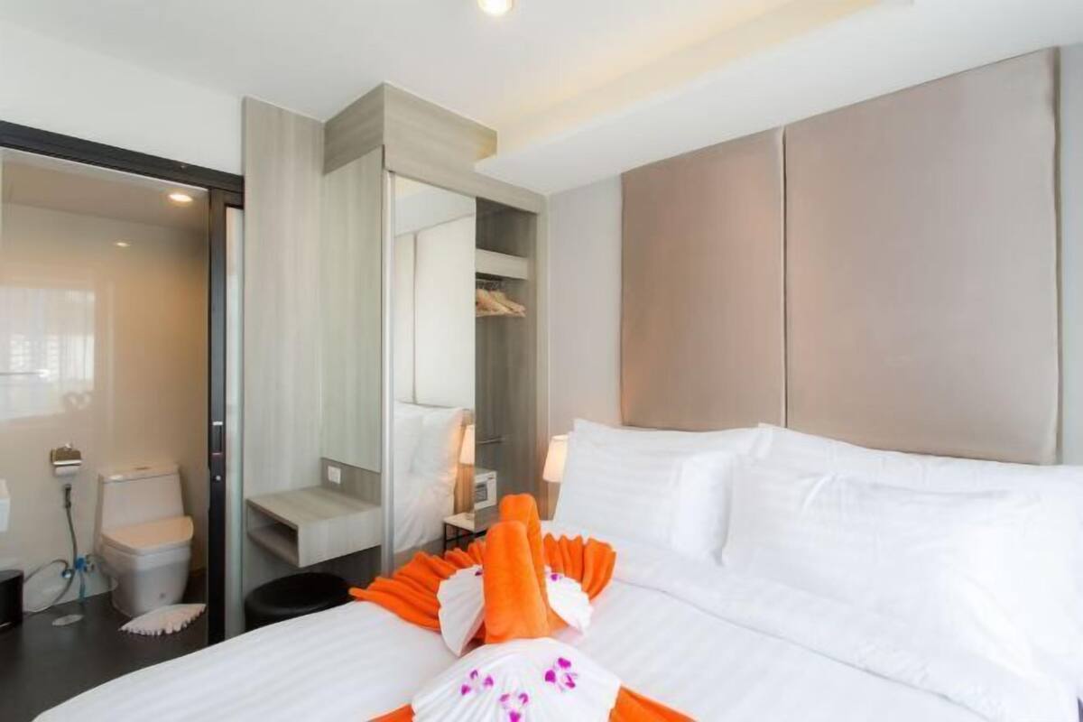 Cofres nos quartos, escrivaninha, cortinas blackout