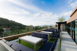 Petit déjeuner, déjeuner et dîner servis sur place, vue sur la mer