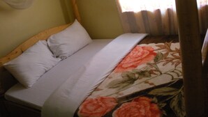 Enkeltrom – comfort, 2 enkeltsenger, byutsikt (with Bathroom) | 6 soverom, skrivebord, barnesenger (inkludert) og wi-fi (inkludert)