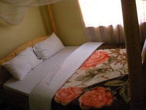 Comfort Single Room, 2 Twin Beds, City View (with Bathroom) | 6 bedrooms, desk, free cribs/infant beds, free WiFi
