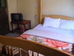 Comfort Single Room, 2 Single Beds, City View (with Bathroom) | 6 bedrooms, desk, free cots/infant beds, free WiFi - Jambo Rooms-the B&B In Karatu (Karatu)