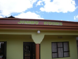 Property entrance - Jambo Rooms-the B&B In Karatu (Karatu)