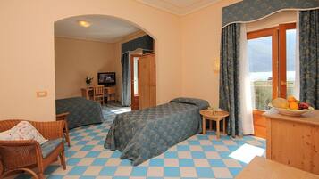 Minibar, värdeförvaringsskåp på rummet och skrivbord